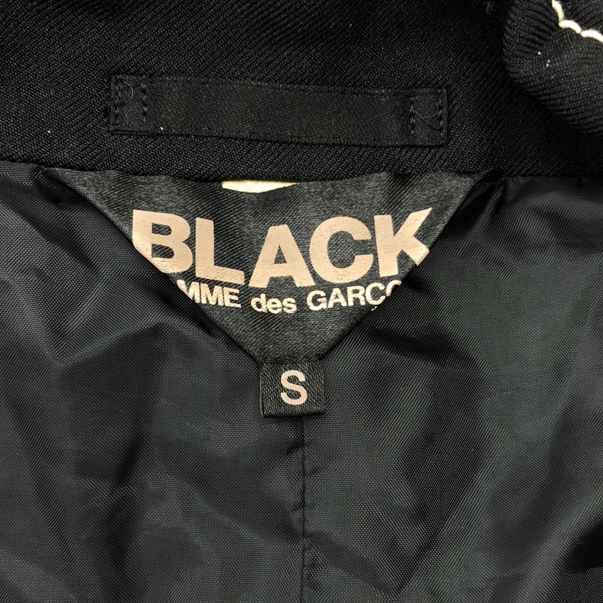 BLACK COMME des GARCONS / ブラックコムデギャルソン ポリ縮絨 ステッチ テーラードジャケット