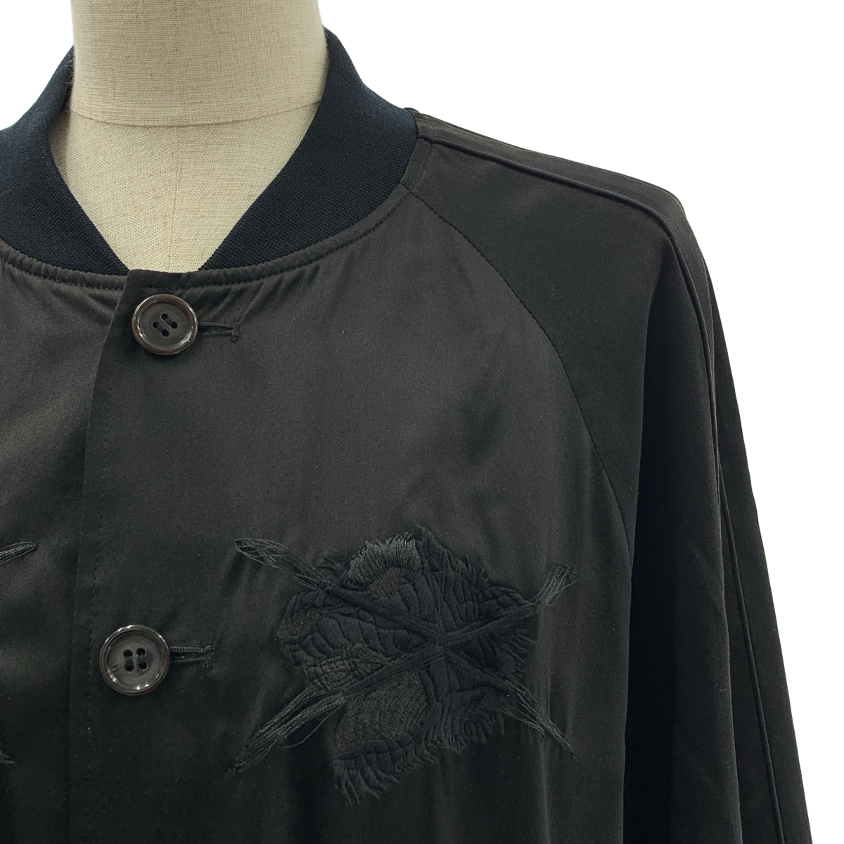 noir kei ninomiya / ノワールケイニノミヤ シルク エンブロイダリー レースアップ ロングジャケット / 総裏地