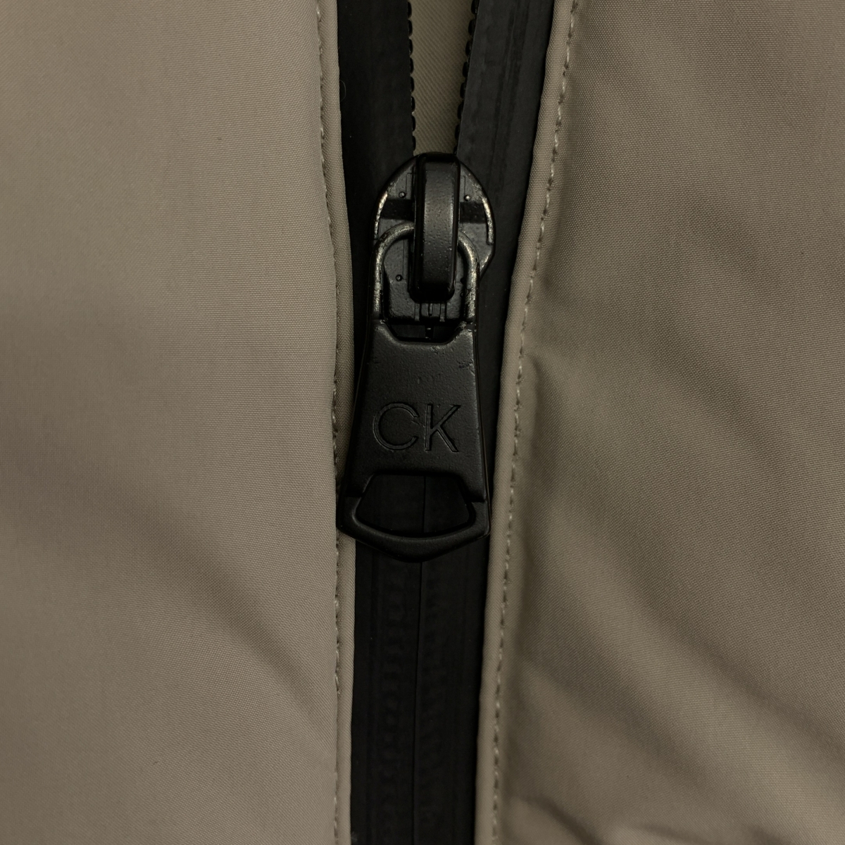 CALVIN KLEIN / カルバンクライン ロゴパッチ フルジップ ダウンジャケット フーディ