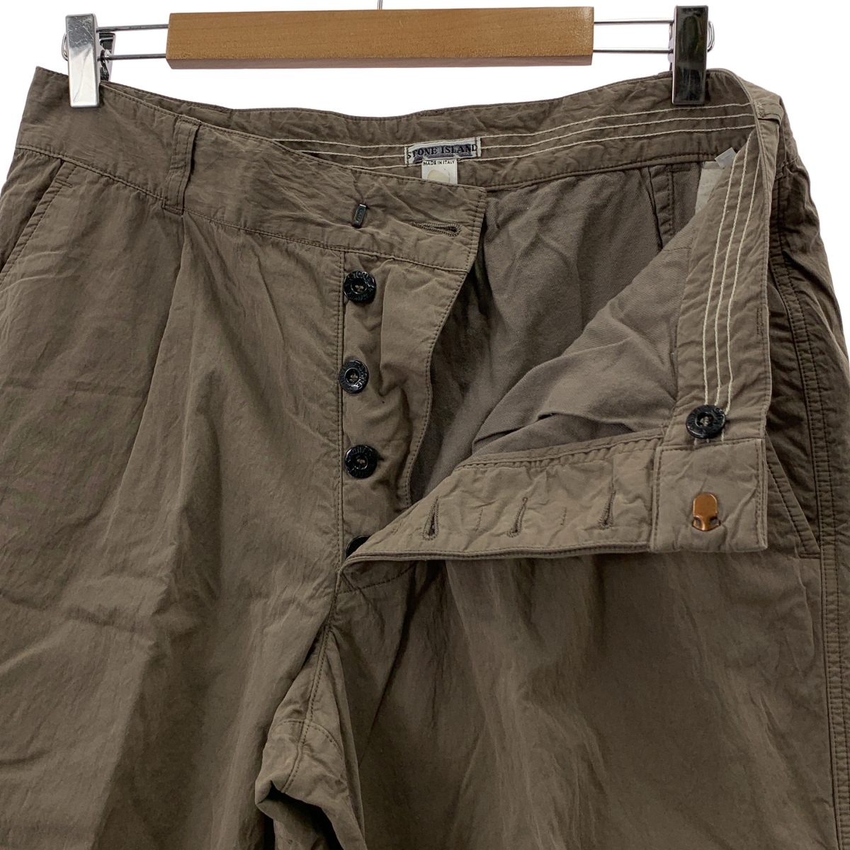 STONE ISLAND / ストーンアイランド ボタンフライ タックパンツ