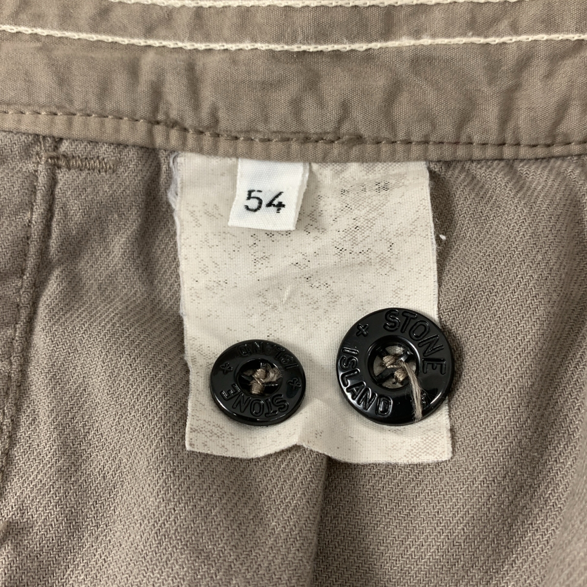 STONE ISLAND / ストーンアイランド ボタンフライ タックパンツ