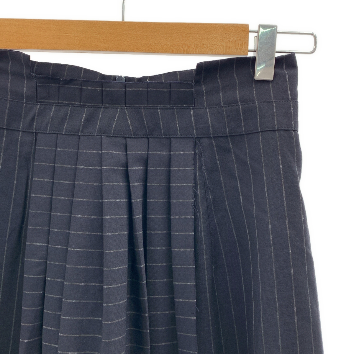 Off-White / オフホワイト ウール ストライプ アシンメトリー プリーツスカート