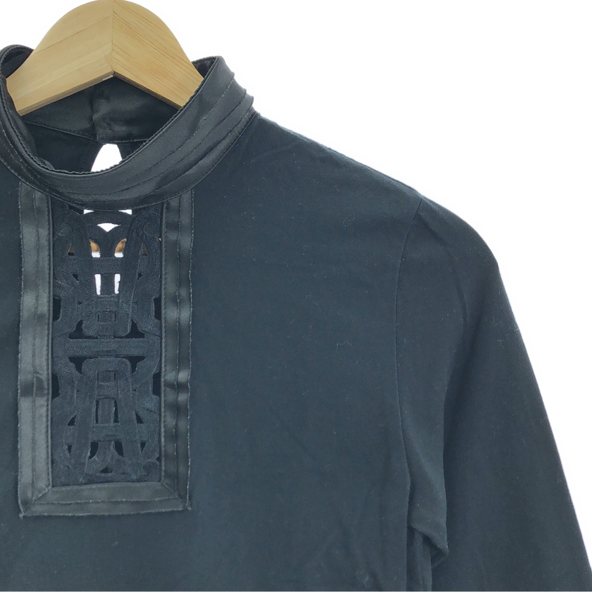 VIVIENNE TAM / ヴィヴィアンタム エンブロイダリー ハイネック ストレッチ カットソー