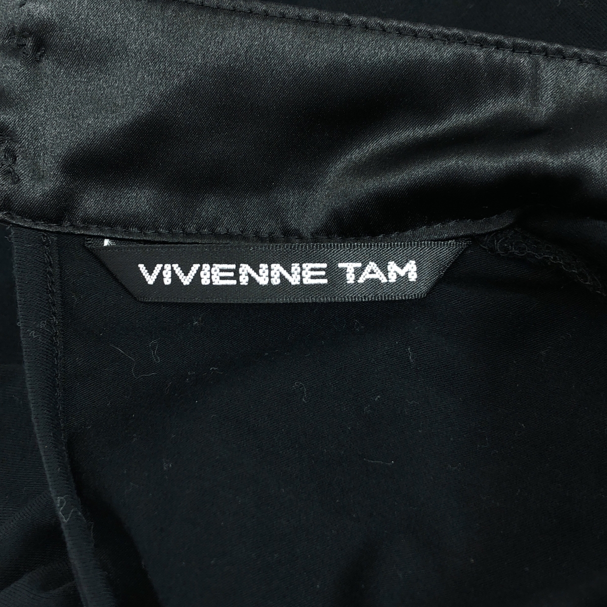 VIVIENNE TAM / ヴィヴィアンタム エンブロイダリー ハイネック ストレッチ カットソー