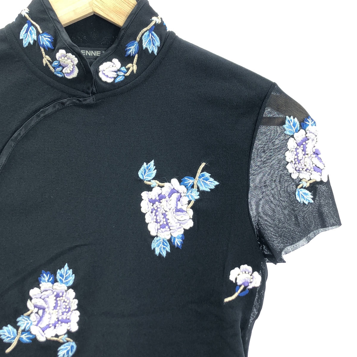 VIVIENNE TAM / ヴィヴィアンタム フラワー エンブロイダリー ハイネック ブラウス