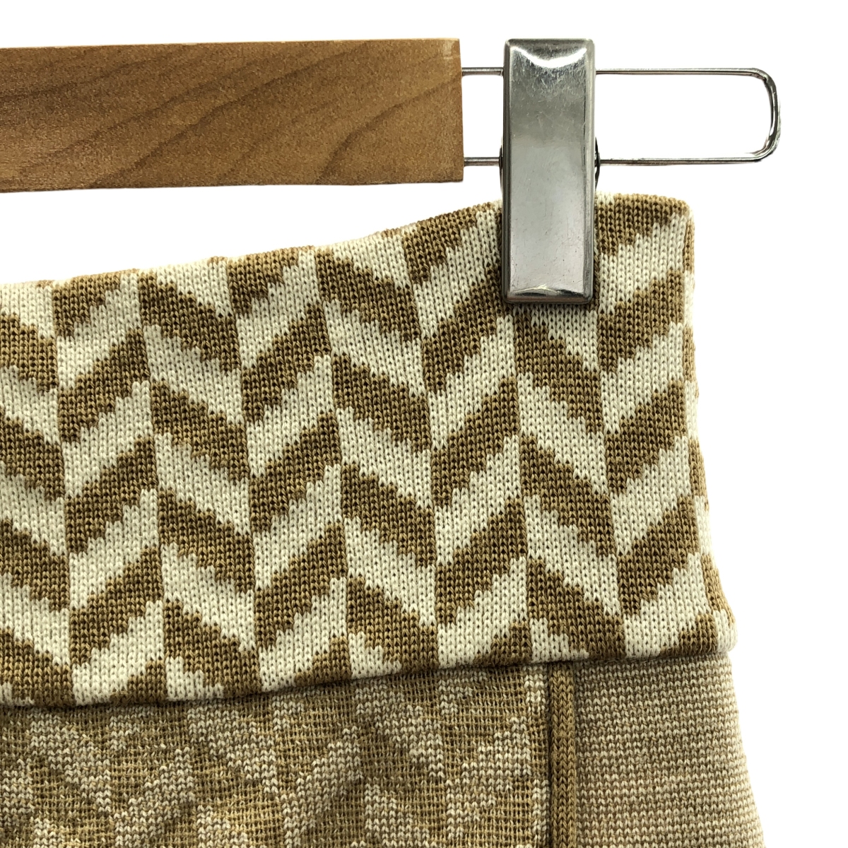 TAN / タン 総柄 モザイクパターン フロントボタン ニット スカート