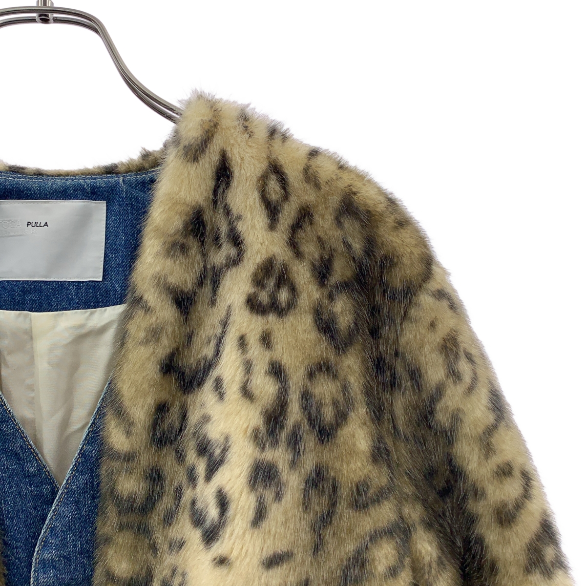 TOGA PULLA / トーガプルラ レオパード ファー ノーカラー デニムジャケット