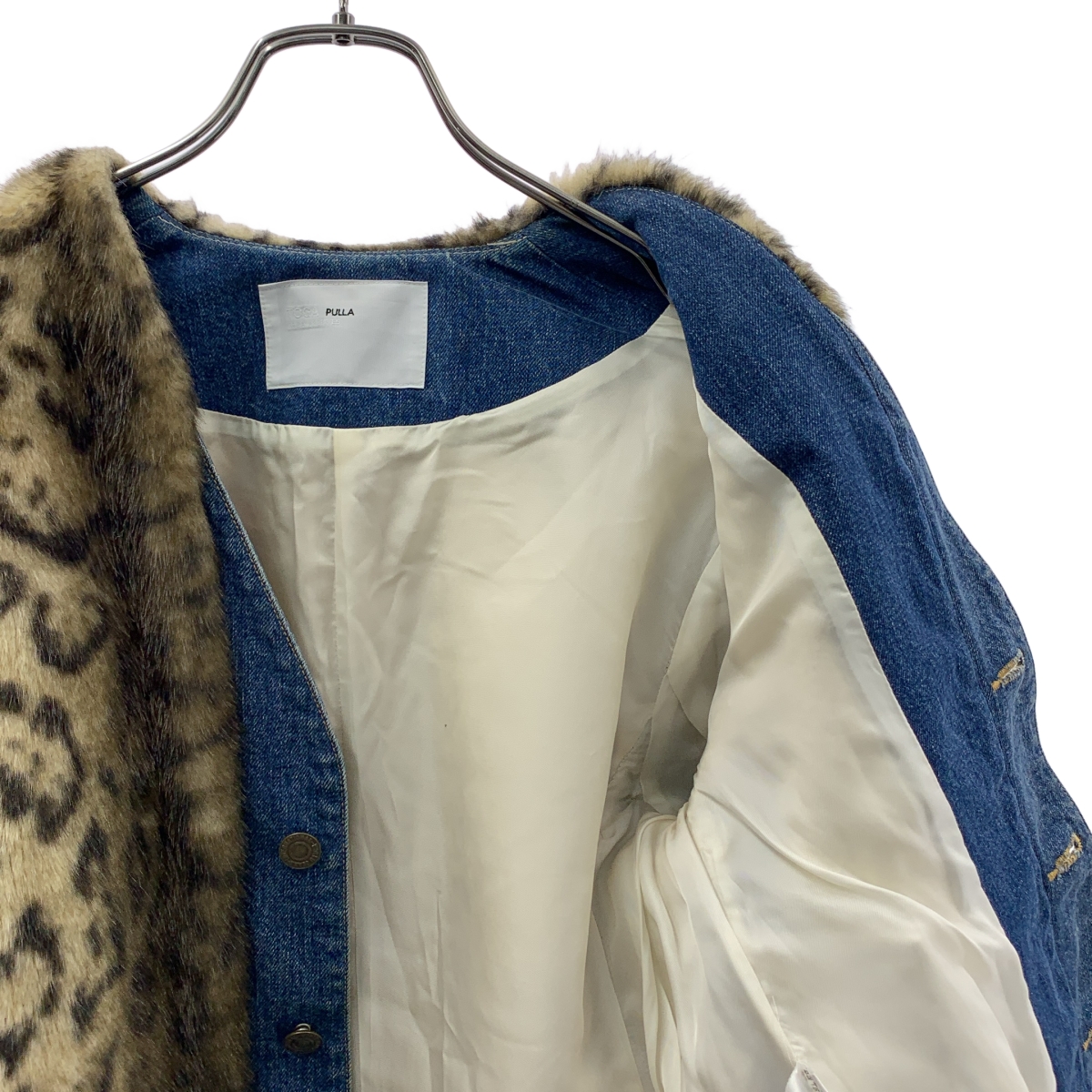 TOGA PULLA / トーガプルラ レオパード ファー ノーカラー デニムジャケット