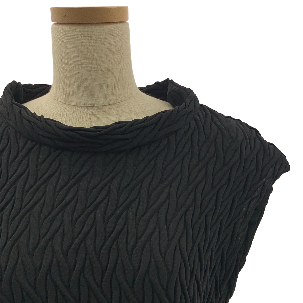 ISSEY MIYAKE / イッセイミヤケ BILLOW STRETCH スリーブレス トップス