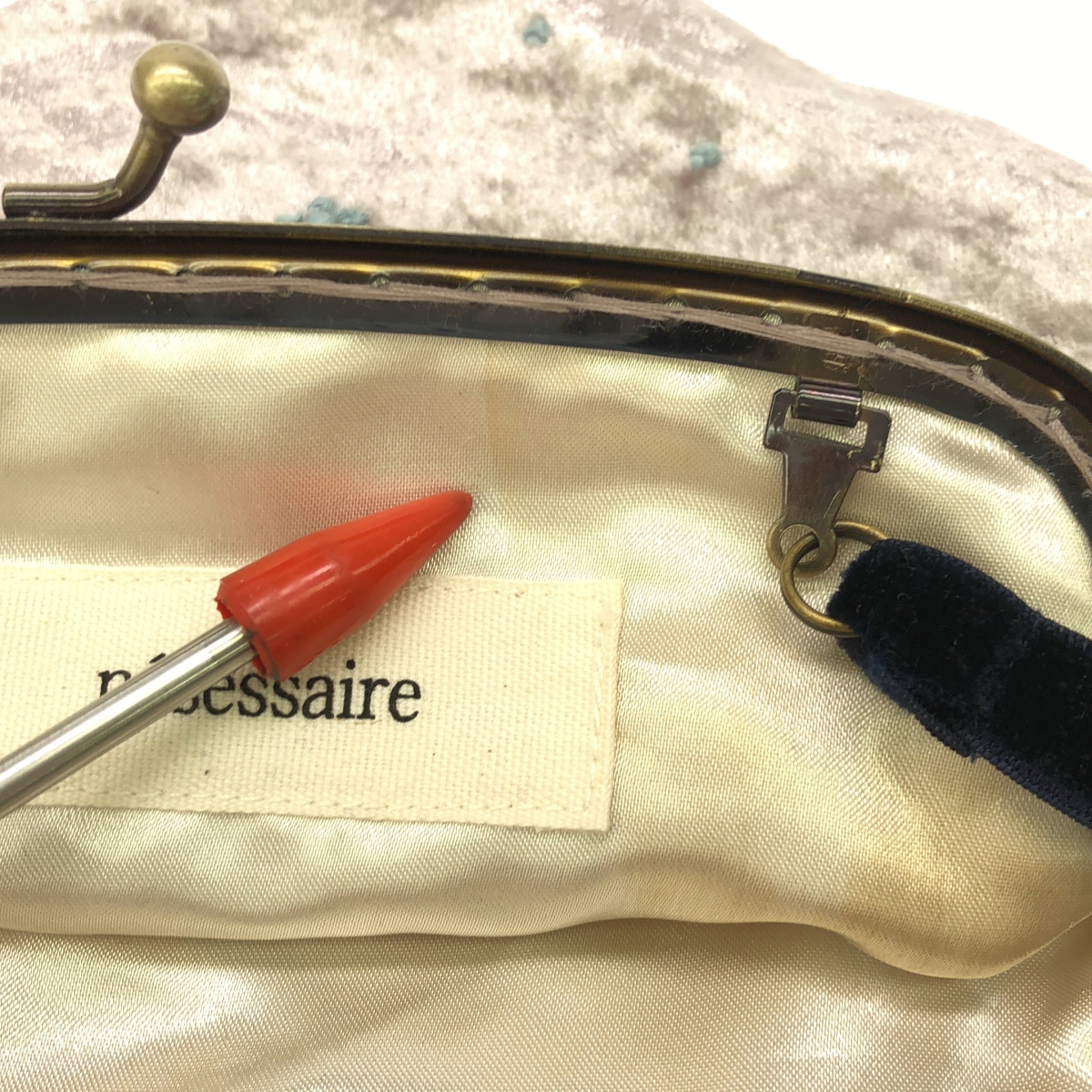 nesessaire / ネセセア ベロア 刺しゅう がま口 バッグ