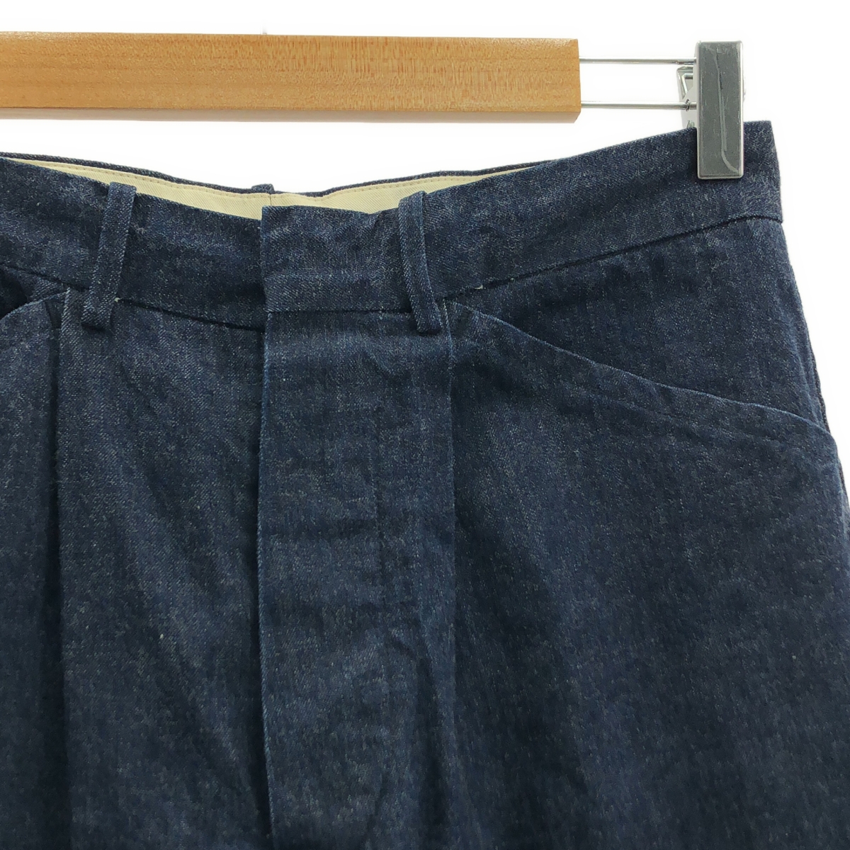 COMOLI / コモリ タック テーパード デニムパンツ