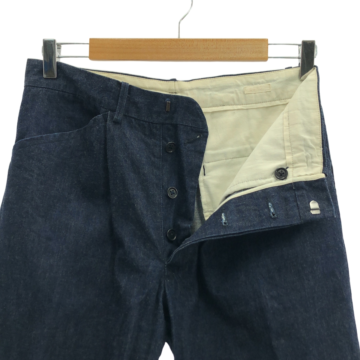 COMOLI / コモリ タック テーパード デニムパンツ