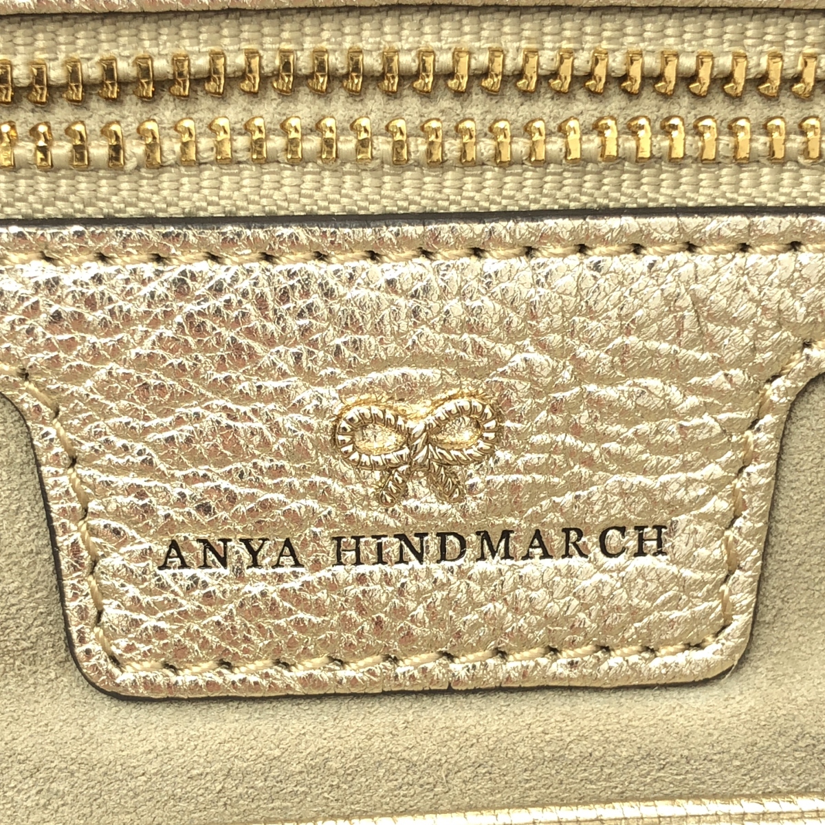 ANYA HINDMARCH / アニヤハインドマーチ レザー ワンポイントロゴ タッセルチャーム クラッチバッグ