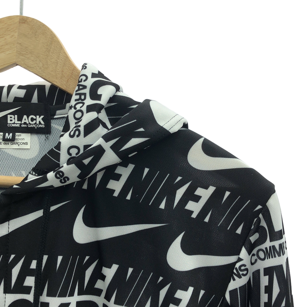 BLACK COMME des GARCONS / ブラックコムデギャルソン NIKE LOGO ZIP PARKA ロゴ総柄 ポリエステル ジップパーカー