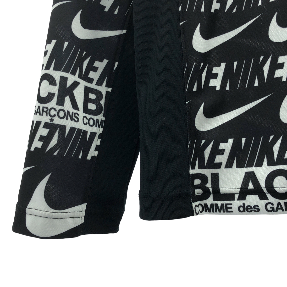 BLACK COMME des GARCONS / ブラックコムデギャルソン NIKE LOGO ZIP PARKA ロゴ総柄 ポリエステル ジップパーカー