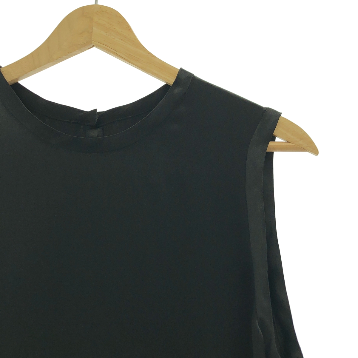 TOGA PULLA / トーガプルラ サテン ノースリーブ プリーツ ドレス ワンピース