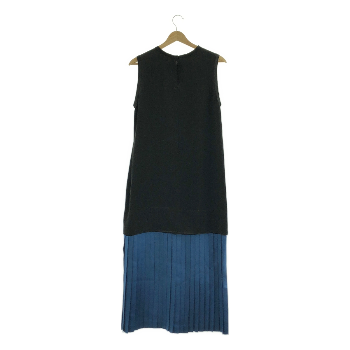 TOGA PULLA / トーガプルラ サテン ノースリーブ プリーツ ドレス ワンピース