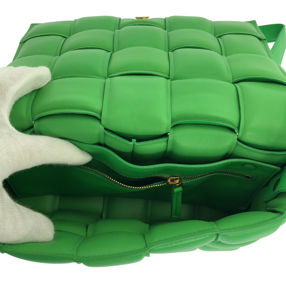 BOTTEGA VENETA / ボッテガヴェネタ パデッドカセット ショルダーバッグ / ラムスキン