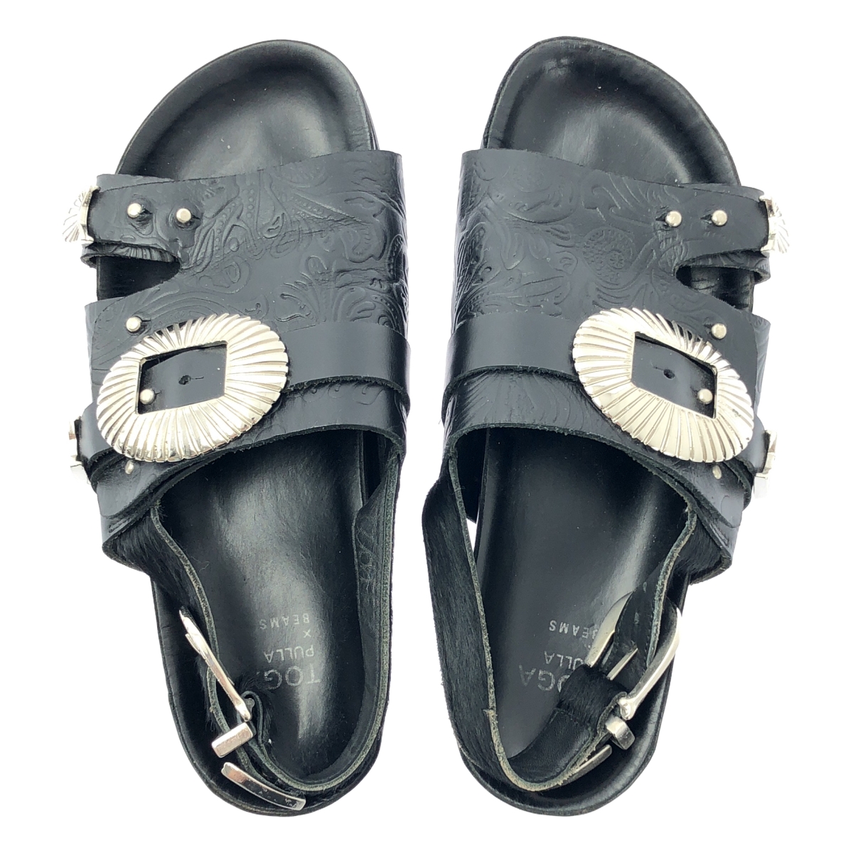 TOGA PULLA / トーガプルラ × beams / ビームス ハラコ切替 レザー エンボス メタル コンチョ ストラップ サンダル