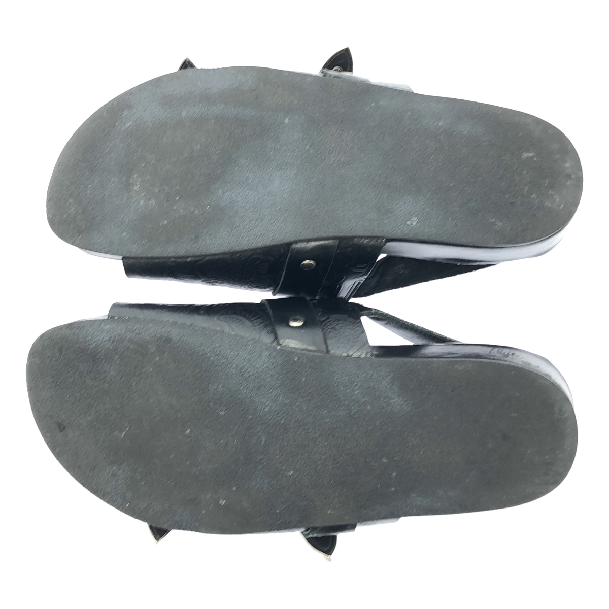 TOGA PULLA / トーガプルラ × beams / ビームス ハラコ切替 レザー エンボス メタル コンチョ ストラップ サンダル