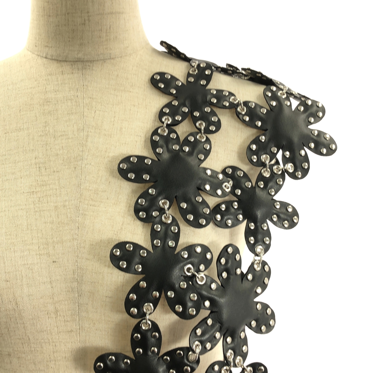 noir kei ninomiya / ノワールケイニノミヤ フェイクレザー スタッズ フラワーハーネス