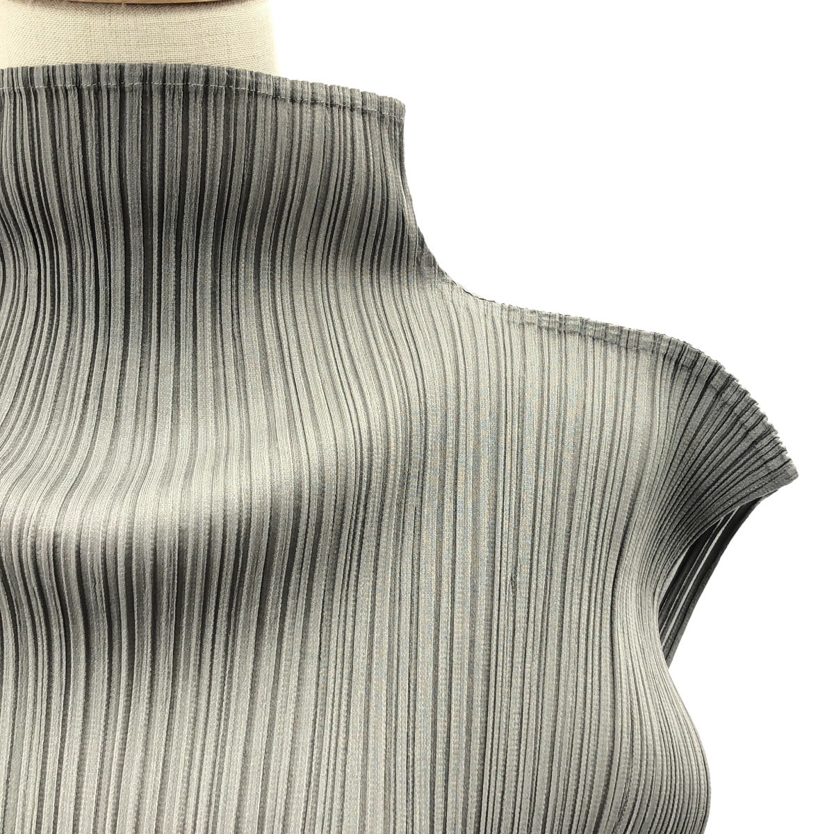 ISSEY MIYAKE / イッセイミヤケ ハイネック スリット ノースリーブ プルオーバー