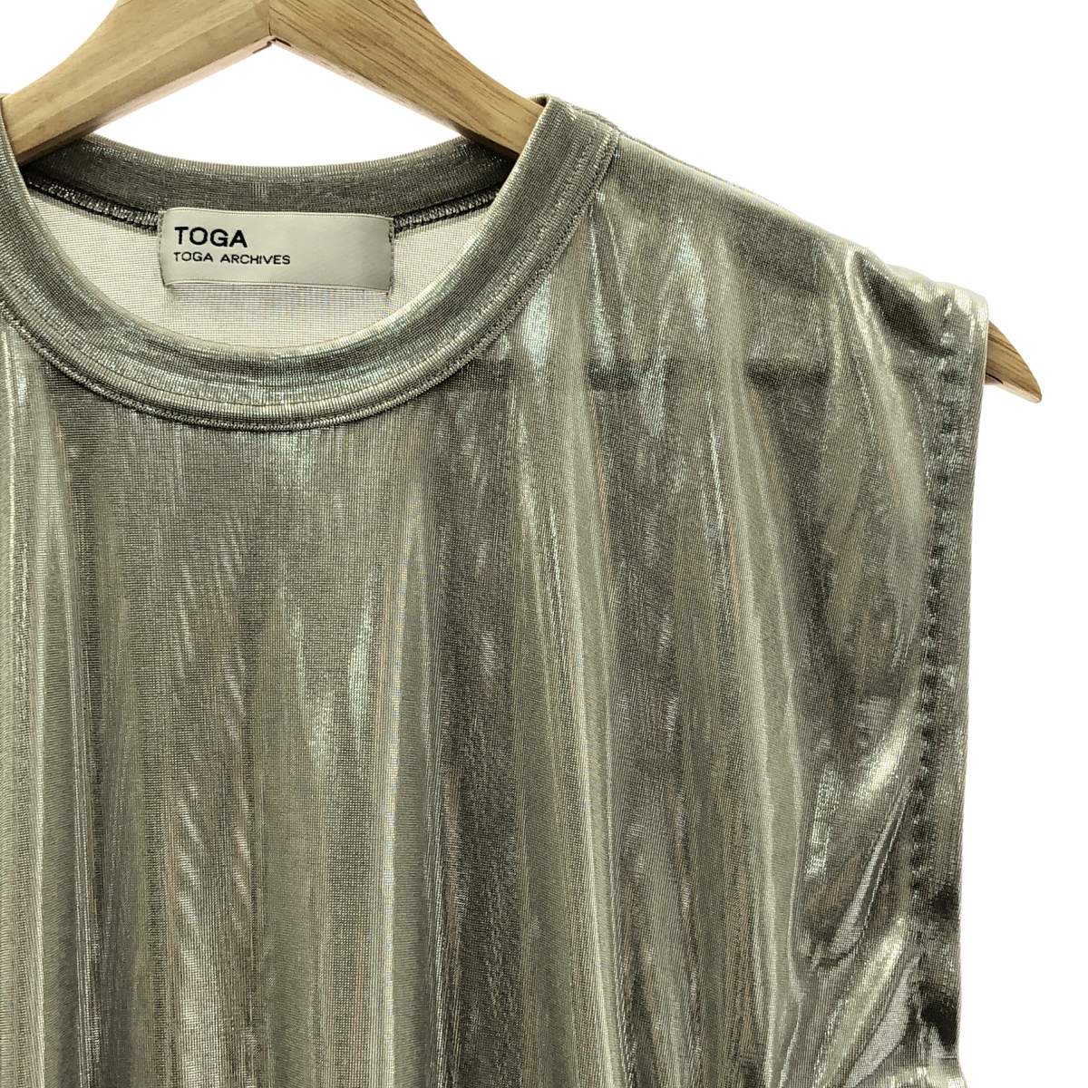 TOGA / トーガ メタリック オープンショルダー クルーネック Tシャツ