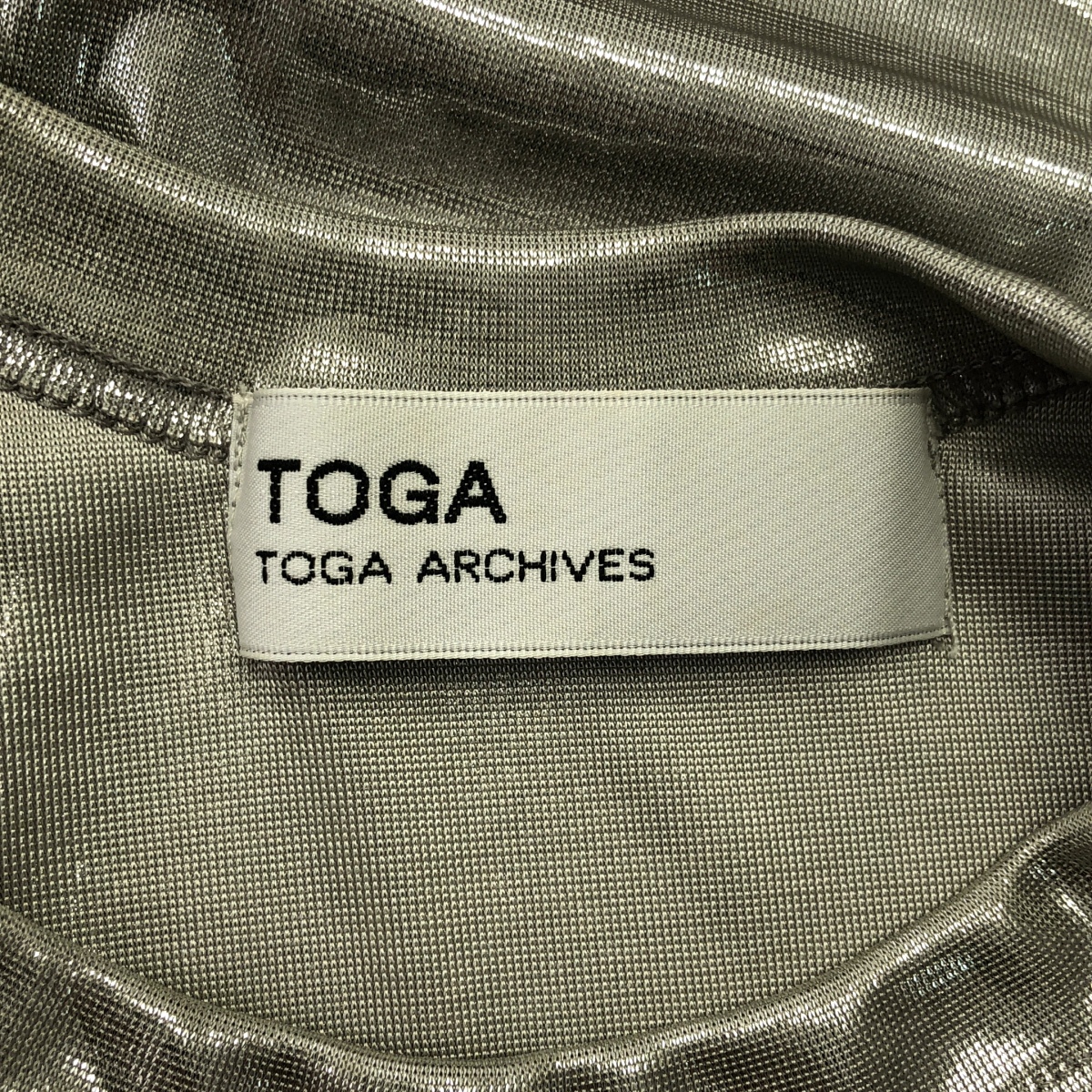 TOGA / トーガ メタリック オープンショルダー クルーネック Tシャツ