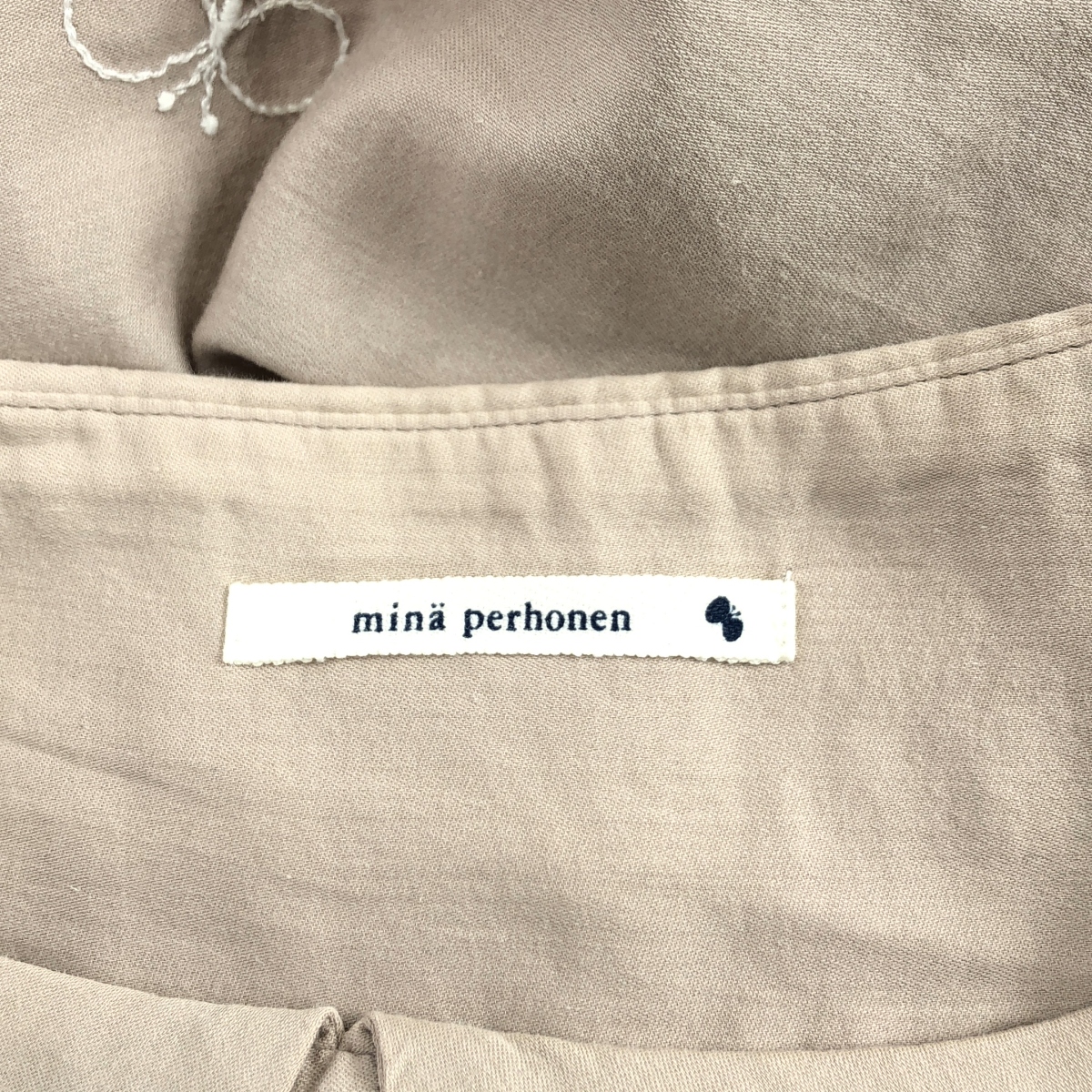 mina perhonen / ミナペルホネン choucho / ちょうちょ エンブロイダリー ギャザー 丸襟 シャツ ブラウス