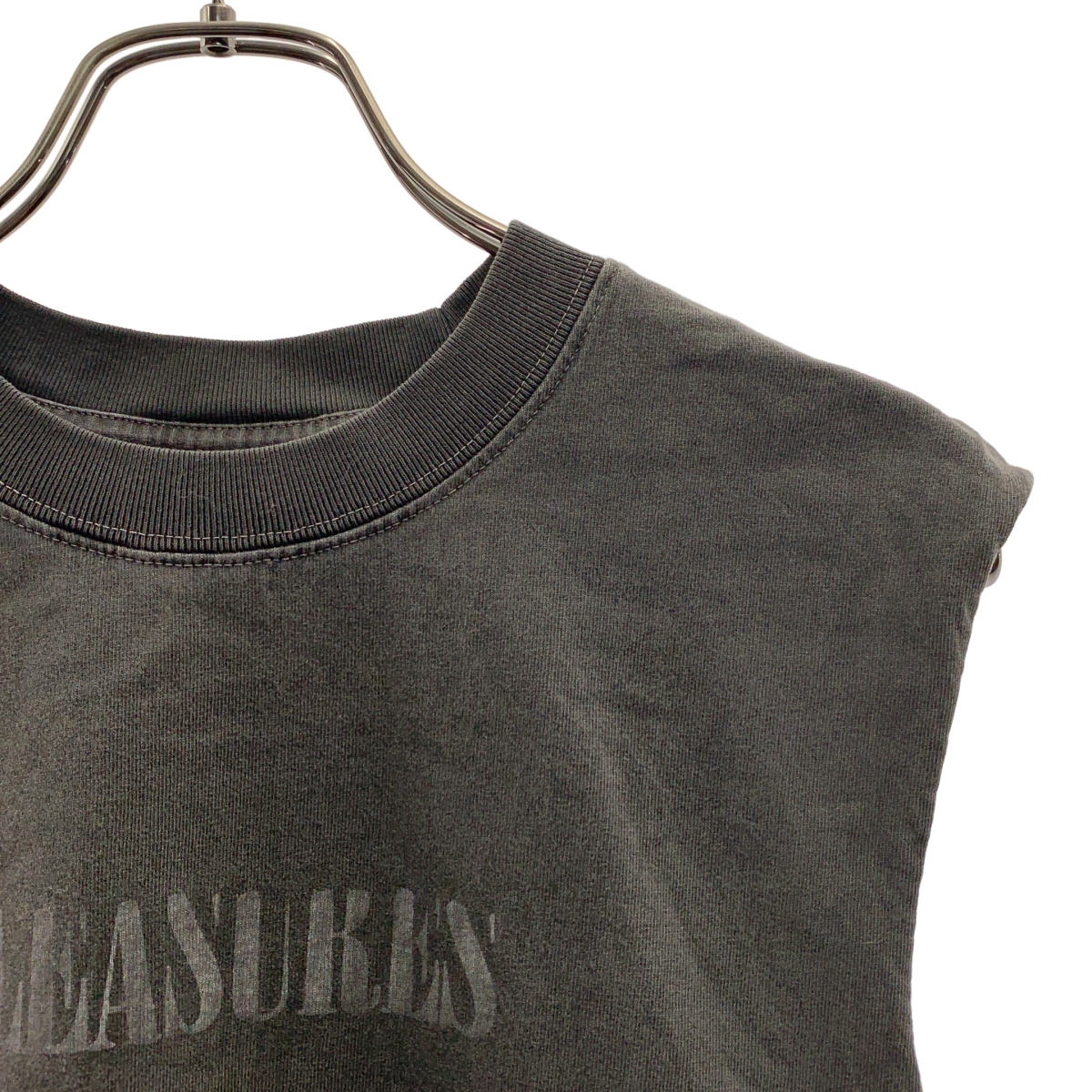 PLEASURES / プレジャーズ L'Appartement / ONYX SLEEVELESS TEE / ロゴ ノースリーブ カットソー