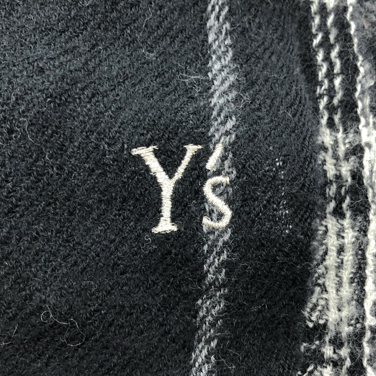 Y's / ワイズヨウジヤマモト ウール エンブロイダリーワンポイントロゴ フリンジ 大判 ストール マフラー
