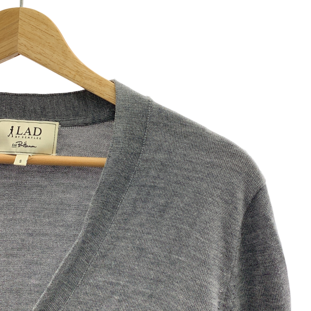 LAD BY DEMYLEE / ラッドバイデミリー × Rohn Herman / ロンハーマン別注 ウール エルボーパッチ ハイゲージ Vネック ニットカーディガン