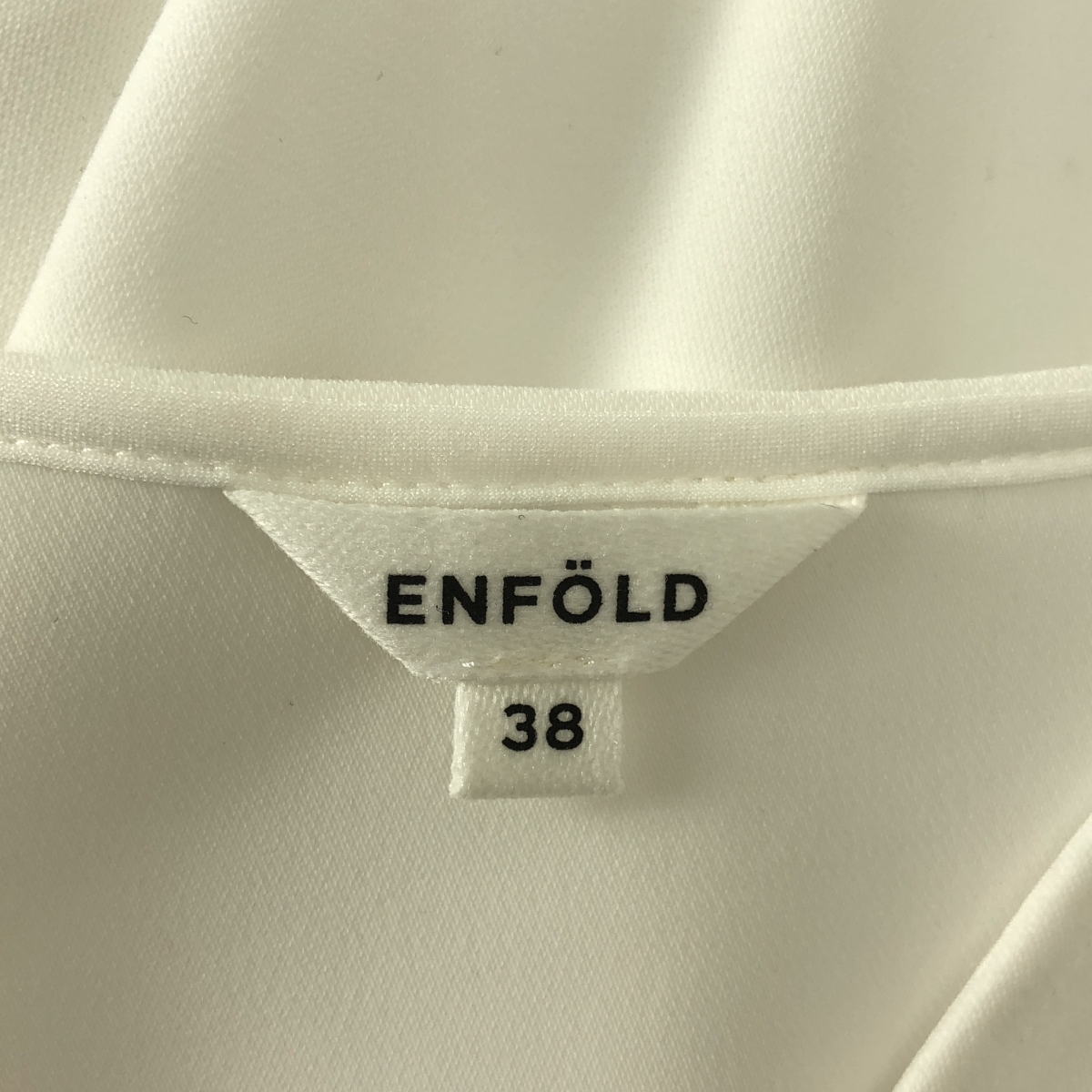 ENFOLD / エンフォルド PEライトクロス Vネックアシンメトリー ブラウス
