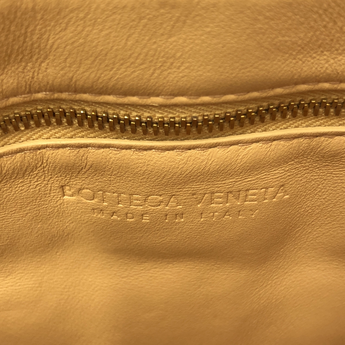 BOTTEGA VENETA / ボッテガヴェネタ マキシイントレチャート パデットカセット レザー ショルダーバッグ