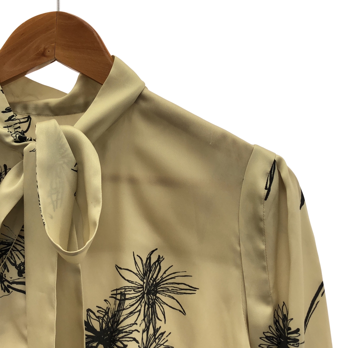 その他 フラワープリント ボウタイ ブラウス