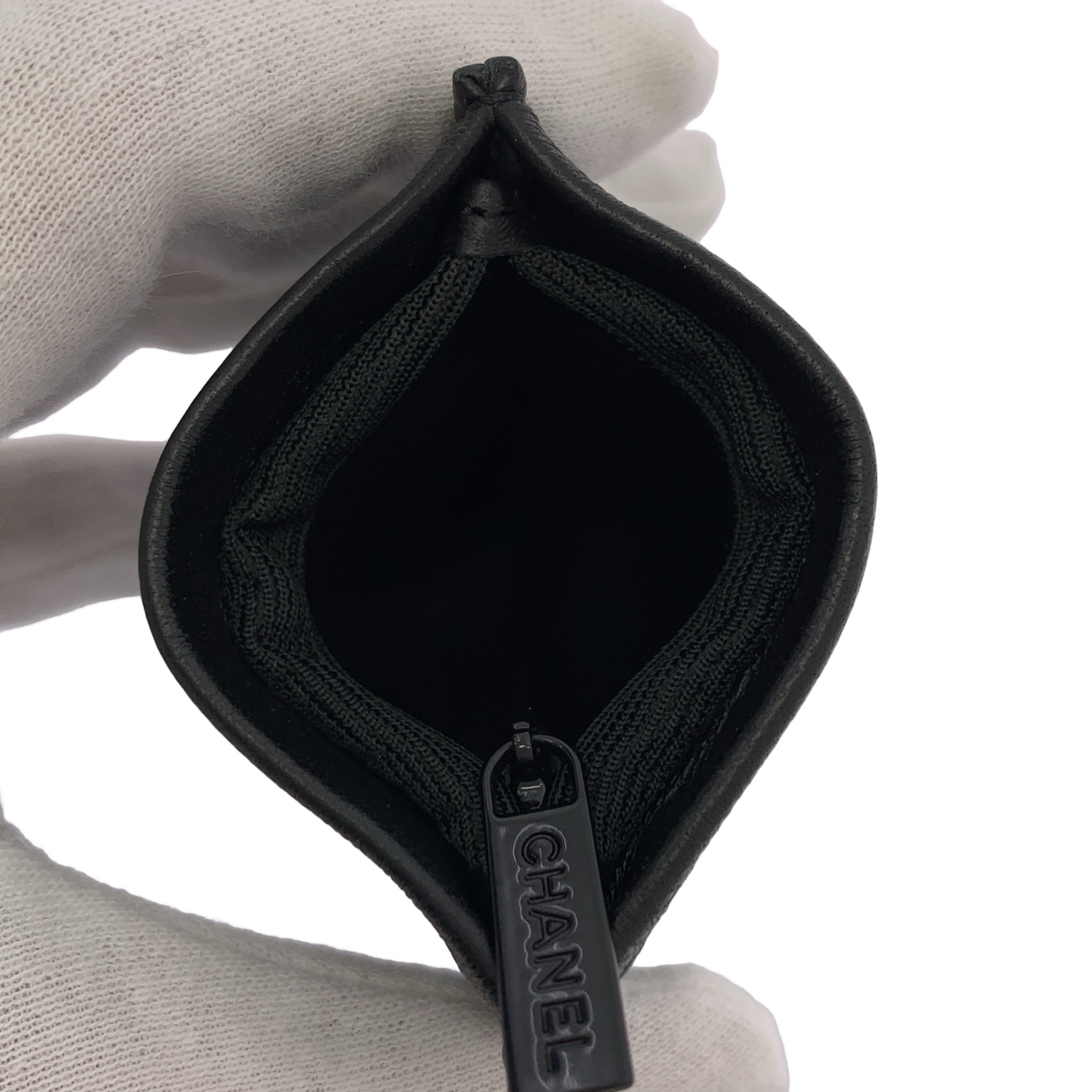 CHANEL / シャネル レザー エンボスロゴ ジュエリーポーチ