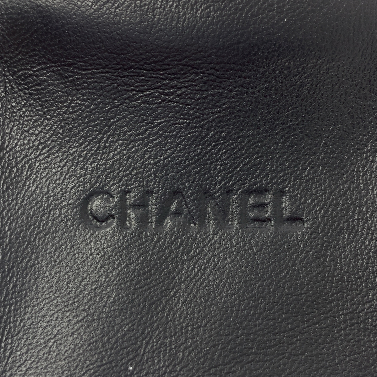 CHANEL / シャネル レザー エンボスロゴ ジュエリーポーチ