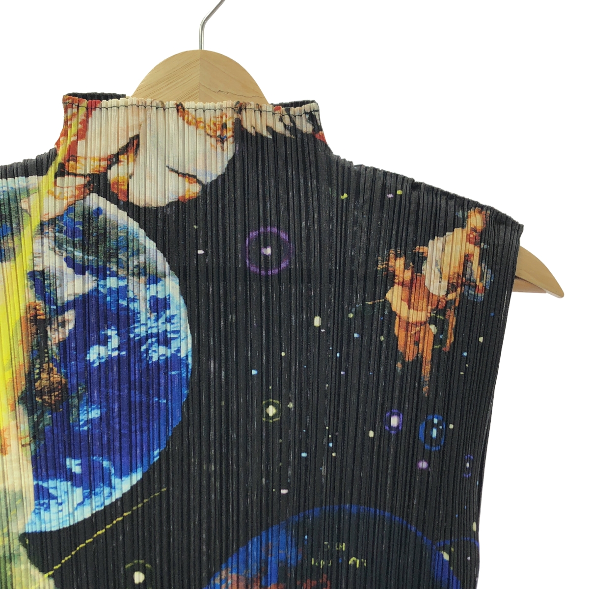 PLEATS PLEASE ISSEY MIYAKE / プリーツプリーズイッセイミヤケ 横尾忠則 宇宙 総柄 ハイネック ノースリーブ プルオーバー