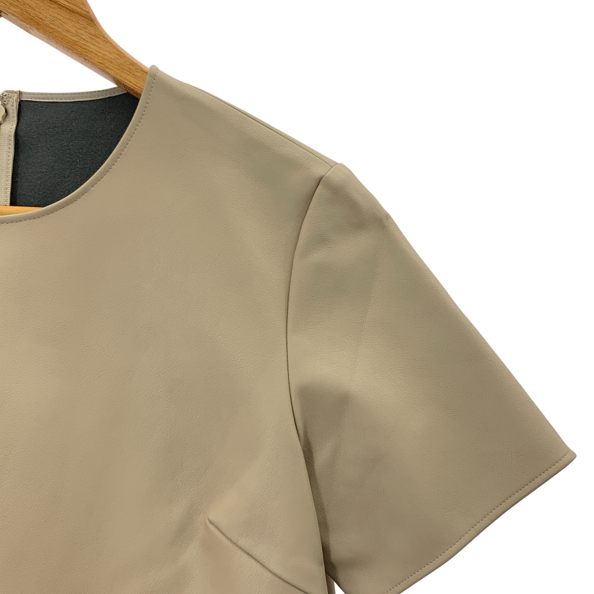 BEIGE， / ベイジ バックジップ スリット プルオーバー トップス