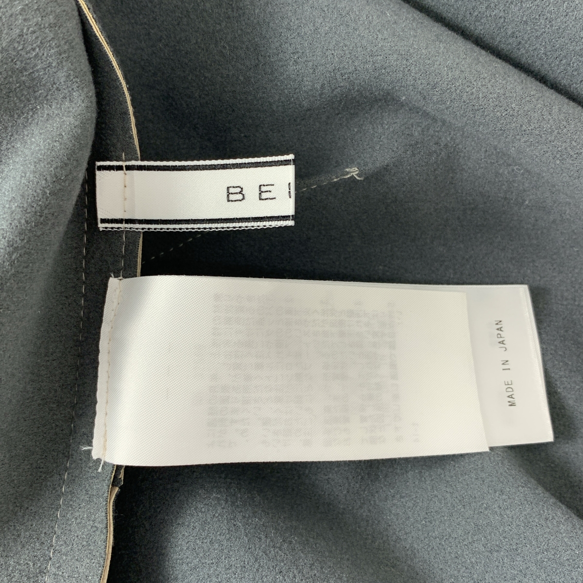 BEIGE， / ベイジ バックジップ スリット プルオーバー トップス