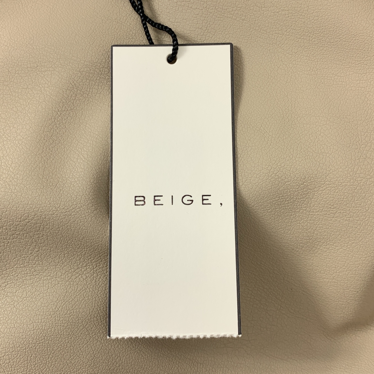 BEIGE， / ベイジ バックジップ スリット プルオーバー トップス