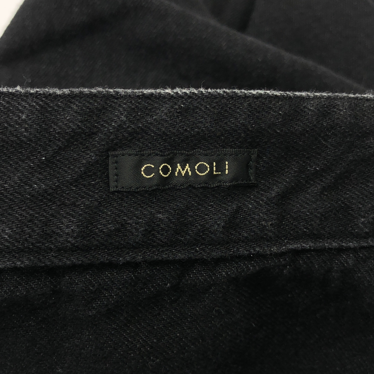 COMOLI / コモリ ベルテッド ワイド テーパード デニムパンツ