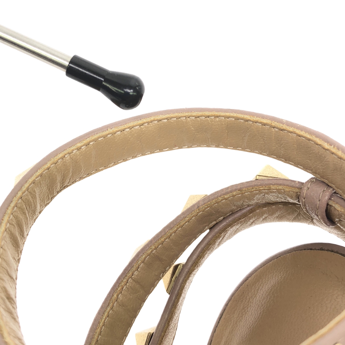 VALENTINO GARAVANI / ヴァレンティノガラヴァーニ レザー ロックスタッズ ポインテッドトゥ ストラップ ヒール パンプス