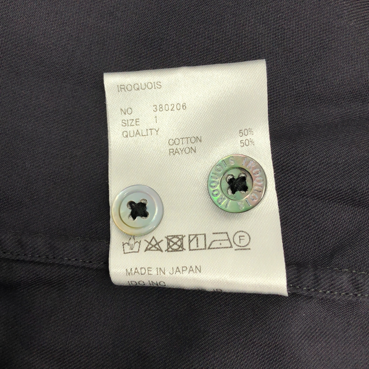 Iroquois / イロコイ コットン レーヨン ロゴボタン レギュラーカラー シャツ