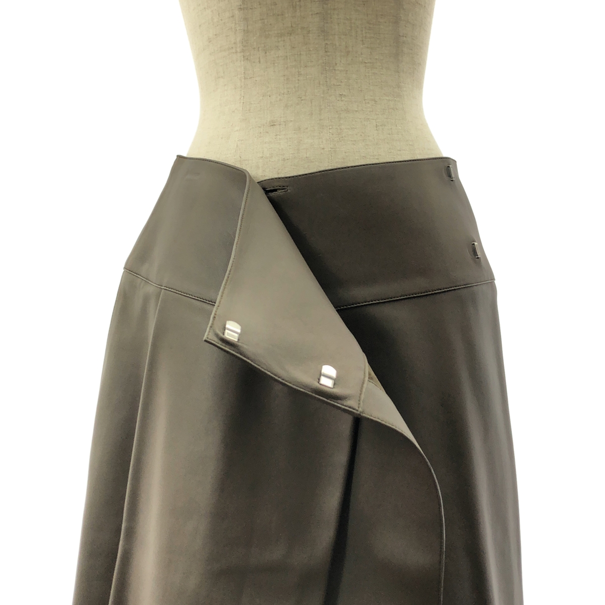 HERMES / エルメス ゴルチエ期 羊革 ラムレザー ロゴボタン フック式 ラップ スカート / 総裏地