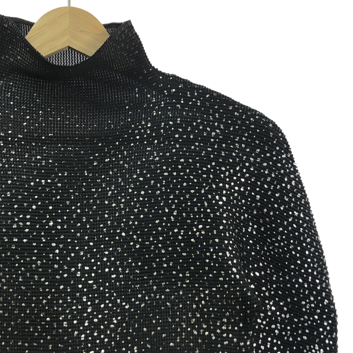 me ISSEY MIYAKE / ミーイッセイミヤケ 総柄 箔プリント ハイネック プルオーバー