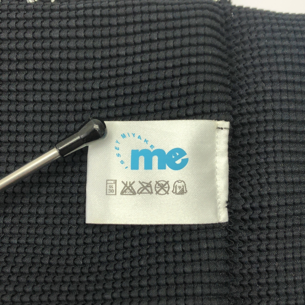 me ISSEY MIYAKE / ミーイッセイミヤケ 総柄 箔プリント ハイネック プルオーバー