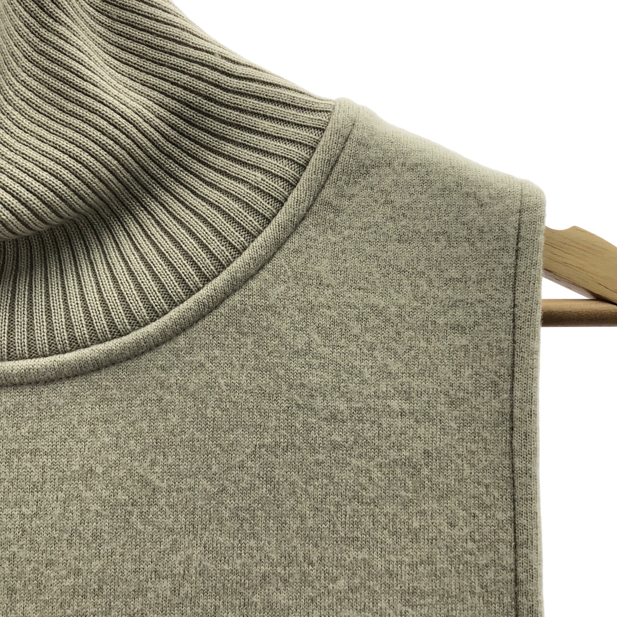 TAN / タン ウール ハイネック ベスト