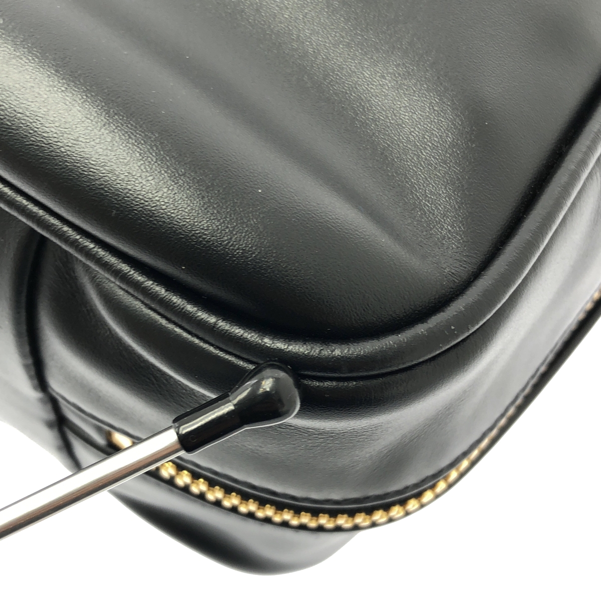 miu miu / ミュウミュウ ボー エンボス ロゴ レザー ハンドバッグ