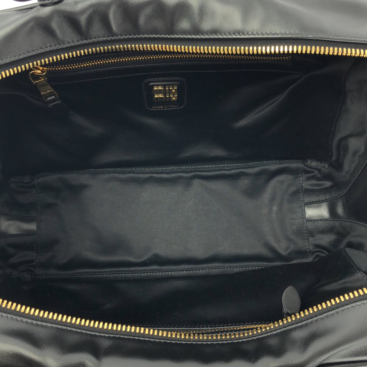 miu miu / ミュウミュウ ボー エンボス ロゴ レザー ハンドバッグ